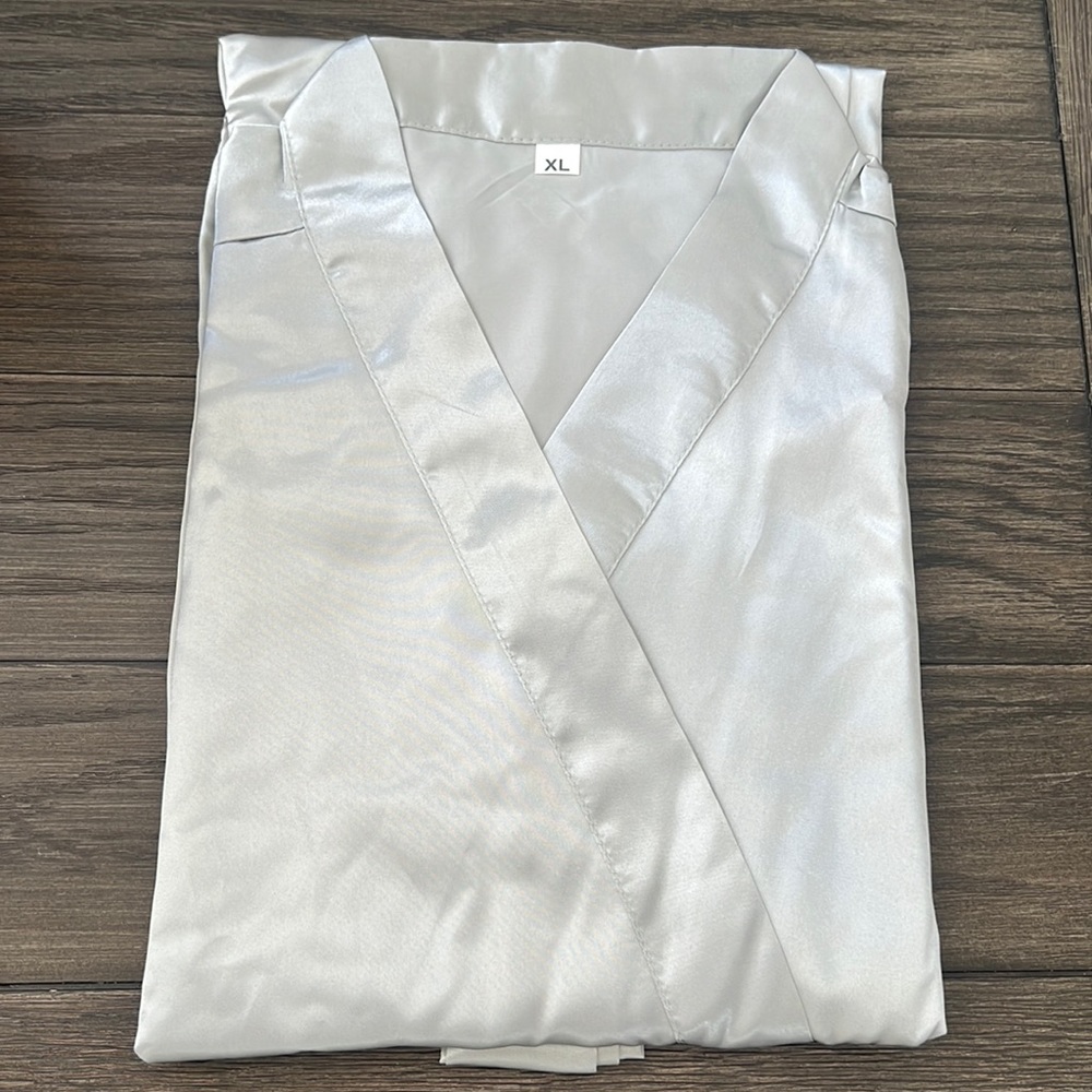 New Woman’s XLARGE light grey polyester nightgown